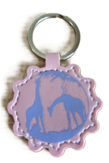 Sleutelhanger licht roze van PU leer met giraffen