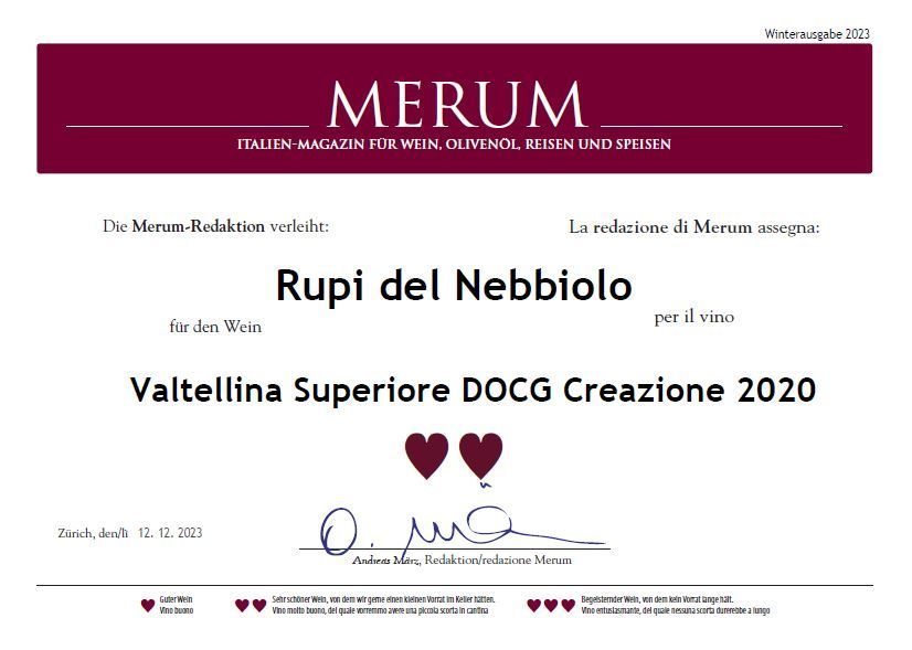 Due uomini in piedi uno accanto all'altro in un campo