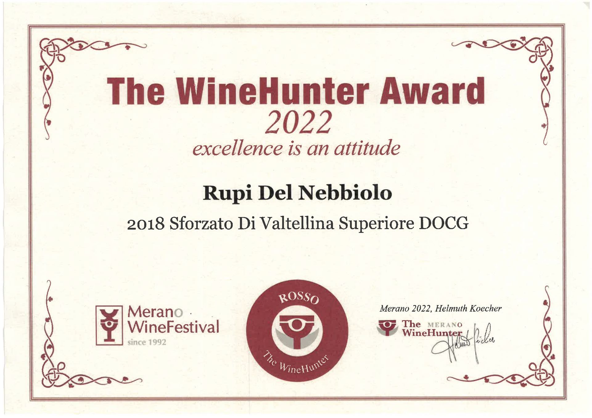 Due uomini in piedi uno accanto all'altro in un campo