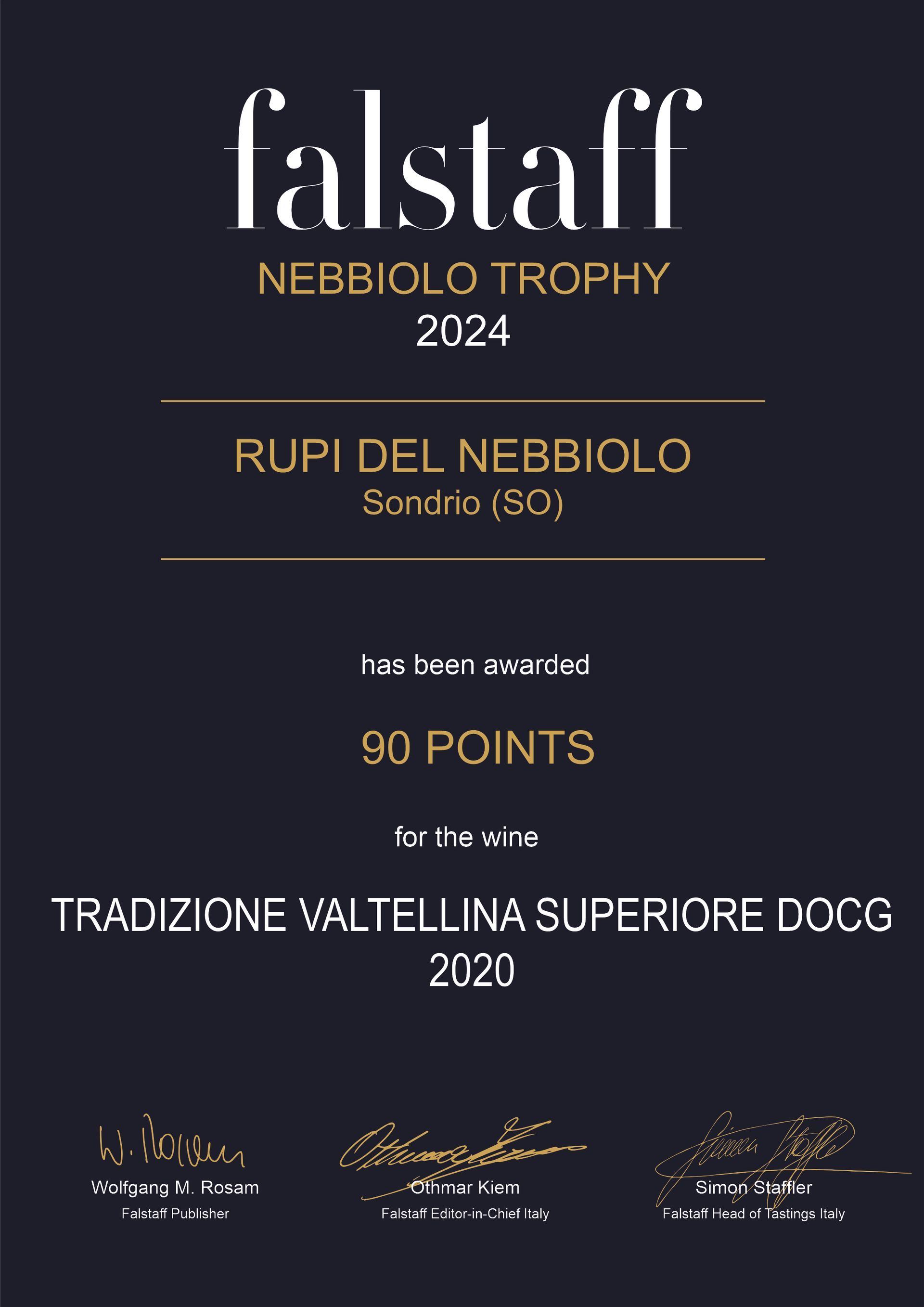 Due uomini in piedi uno accanto all'altro in un campo