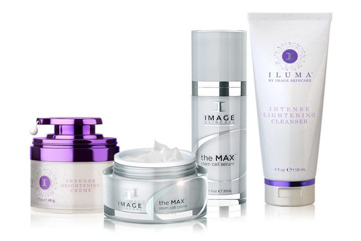 Bild von vier Hautpflegeprodukten: ein lila-weißer Tiegel mit Intense Lightening Crème, ein silberner Tiegel mit The MAX Stem Cell Crème, eine silberne Flasche mit The MAX Stem Cell Serum und eine weiße Tube ILUMA Intense Lightening Cleanser.