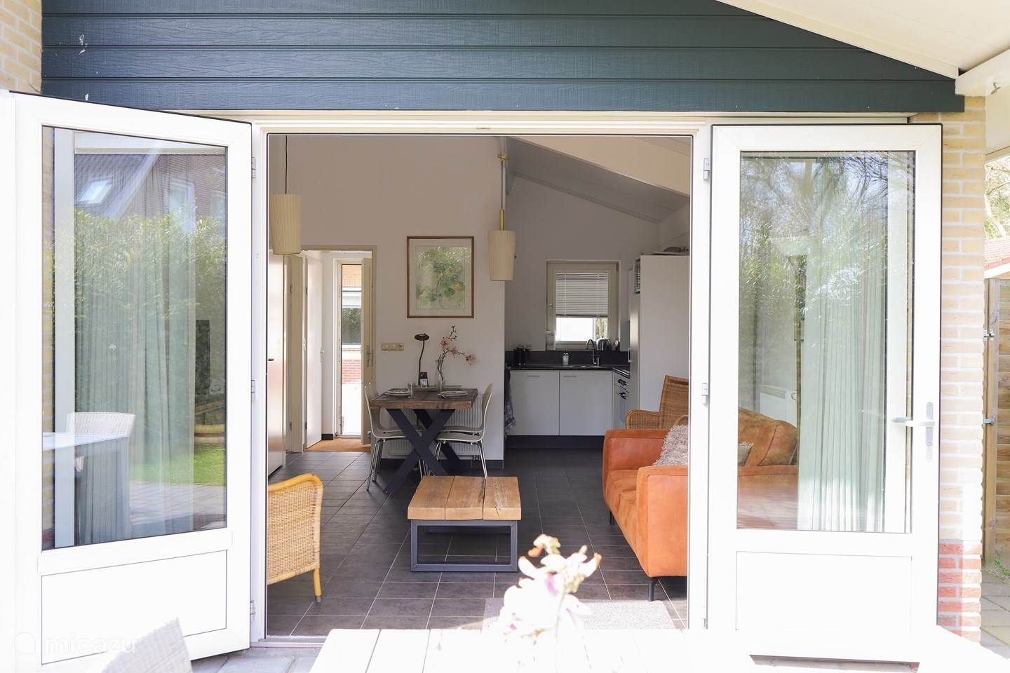 Een woonkamer met een bank en een tafel erin