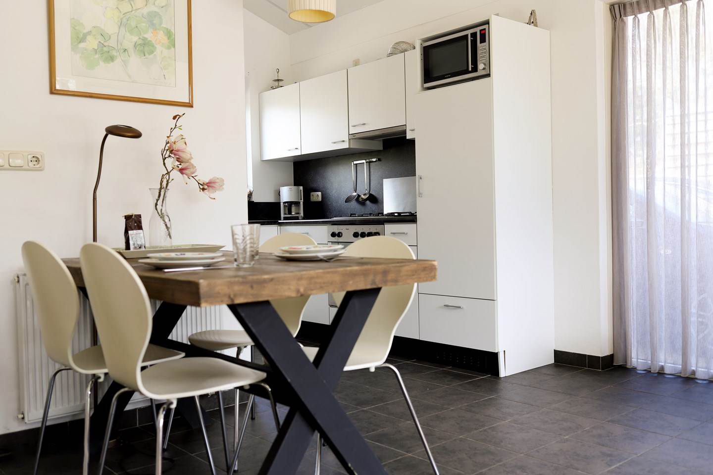 Een keuken met een tafel en stoelen erin