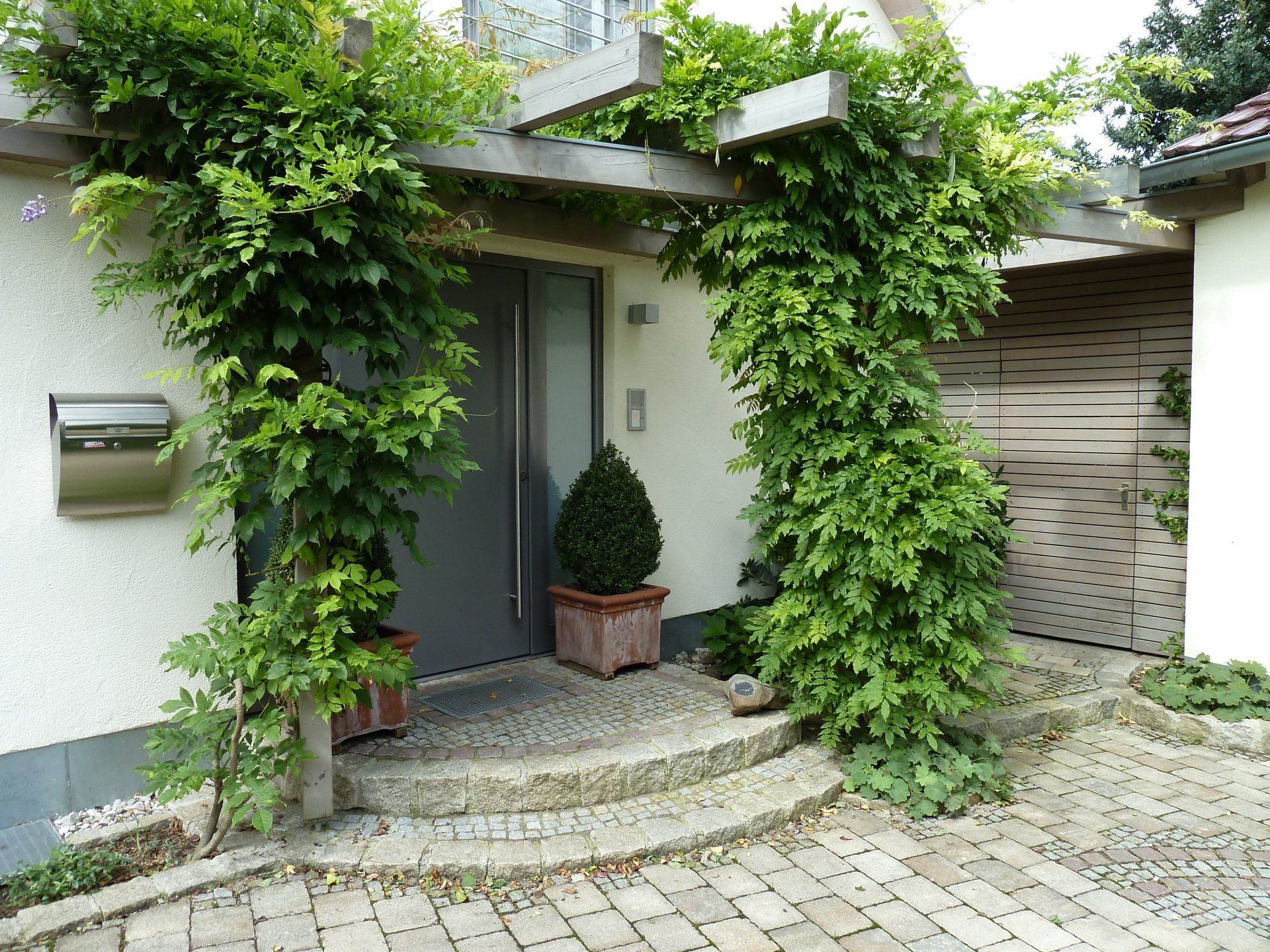 A house with a mailbox on the side of it