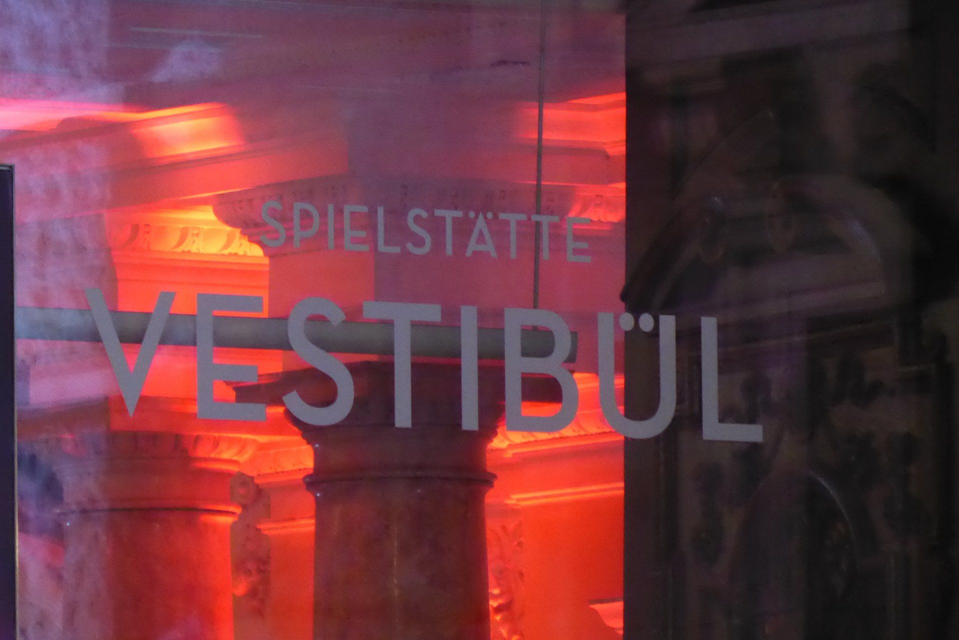 A sign that says vestibul in front of a building