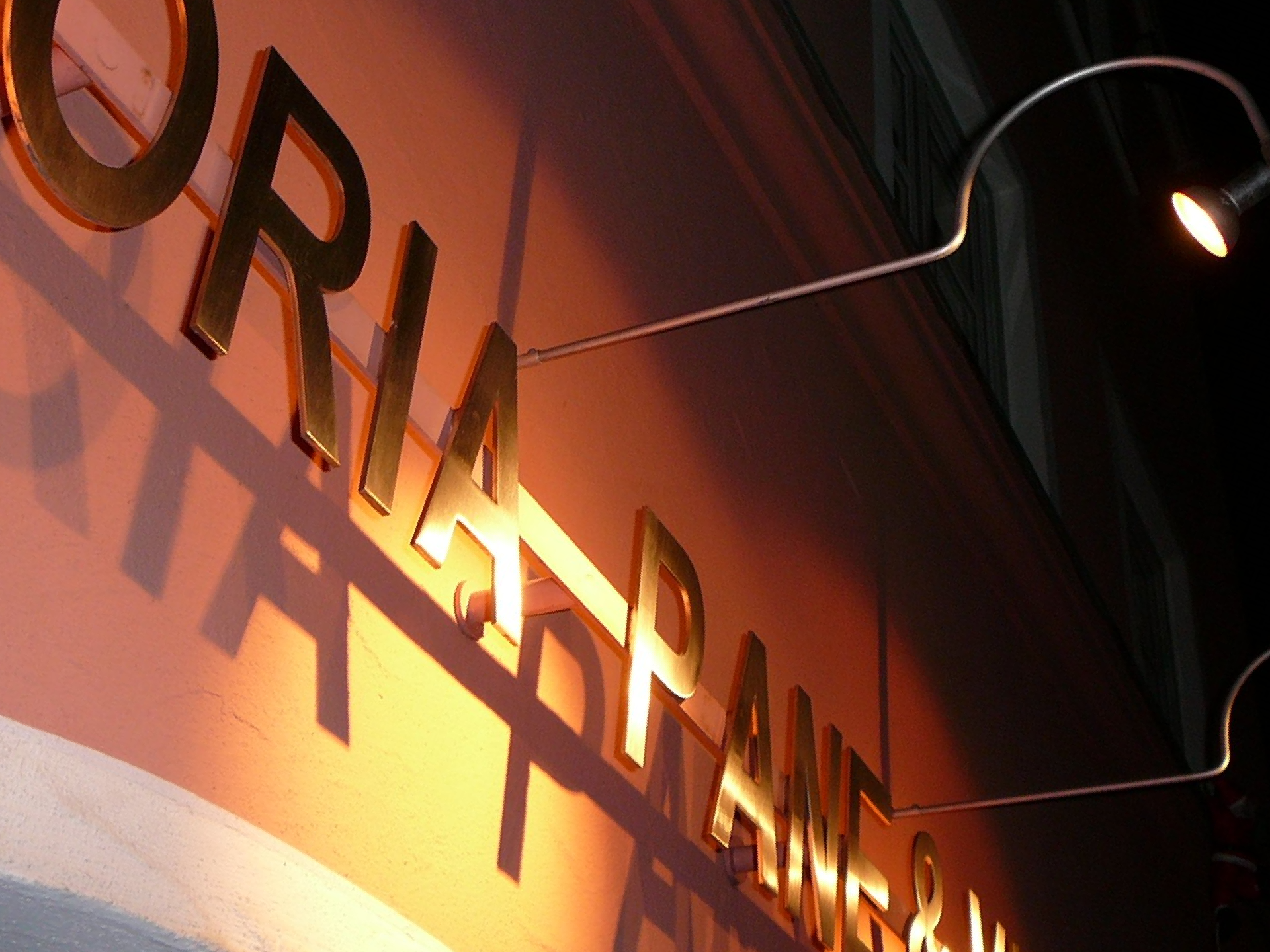 A sign that has the word oria on it