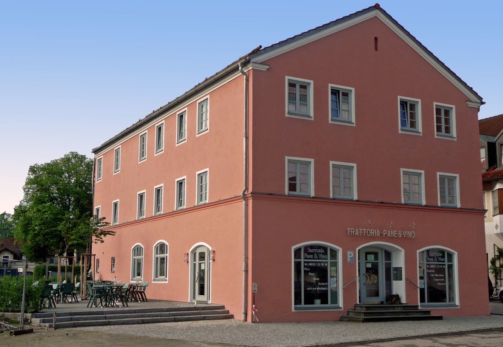 A large pink building with a sign that says ' foto ' on it