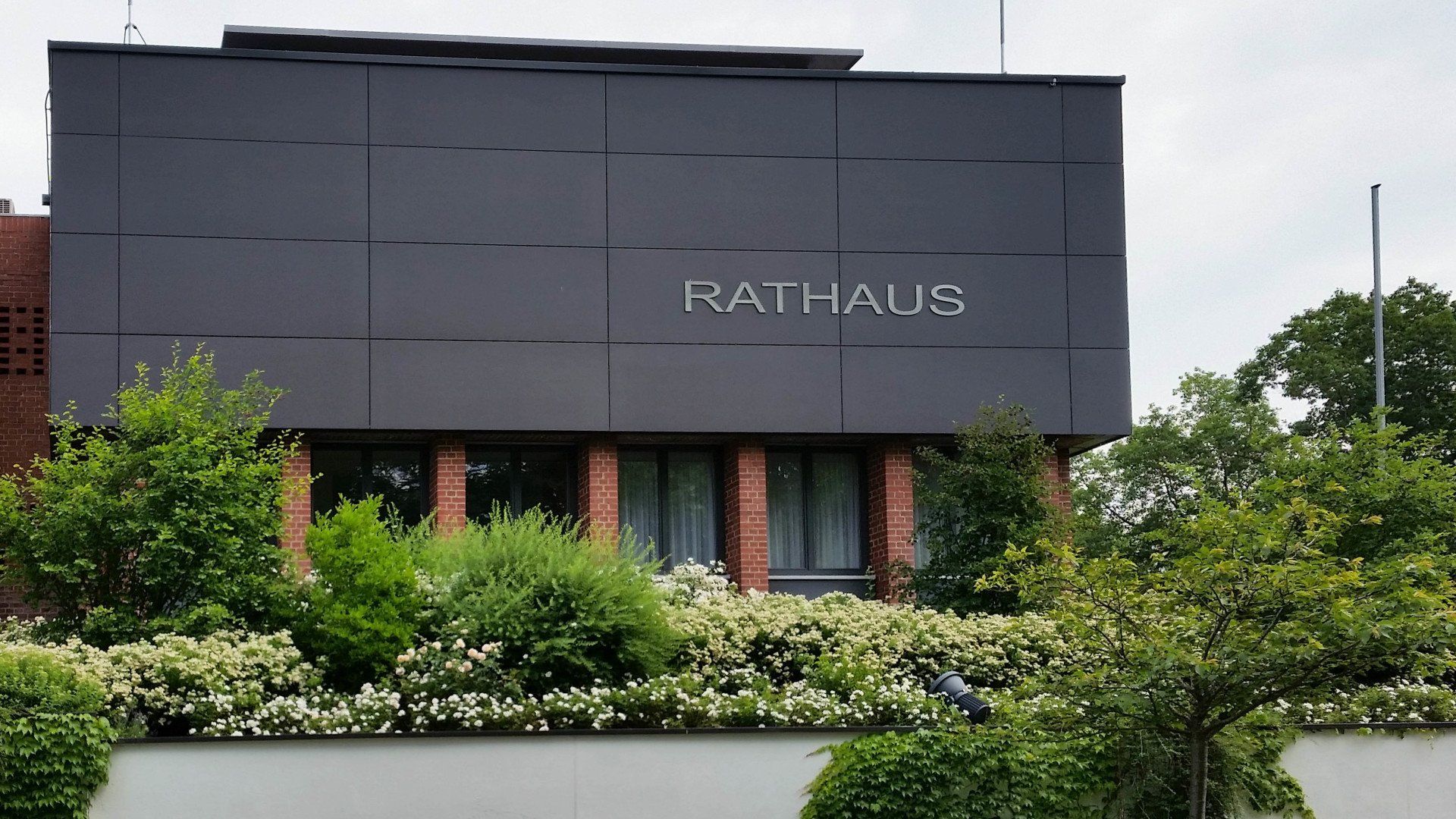 A large building with the word rathaus on it