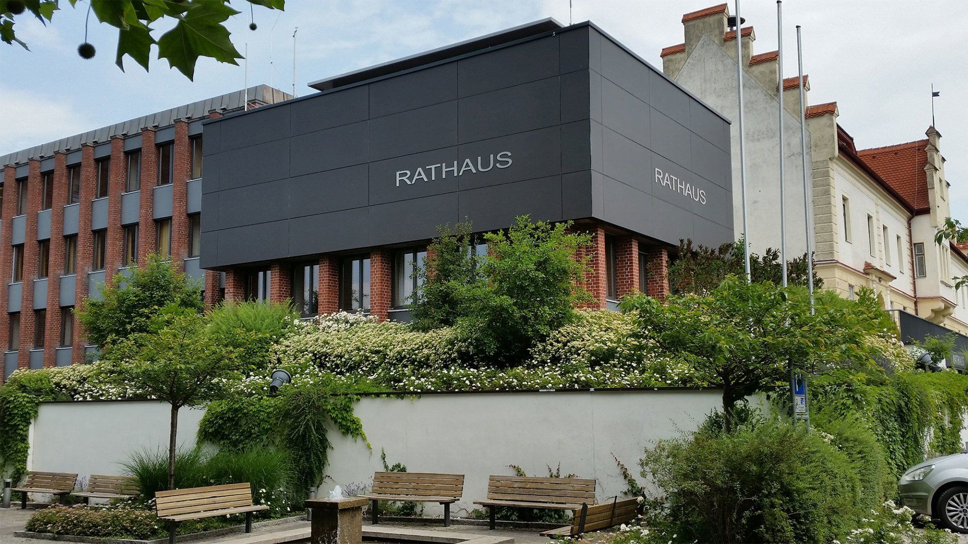 A large building with the word rathaus on it