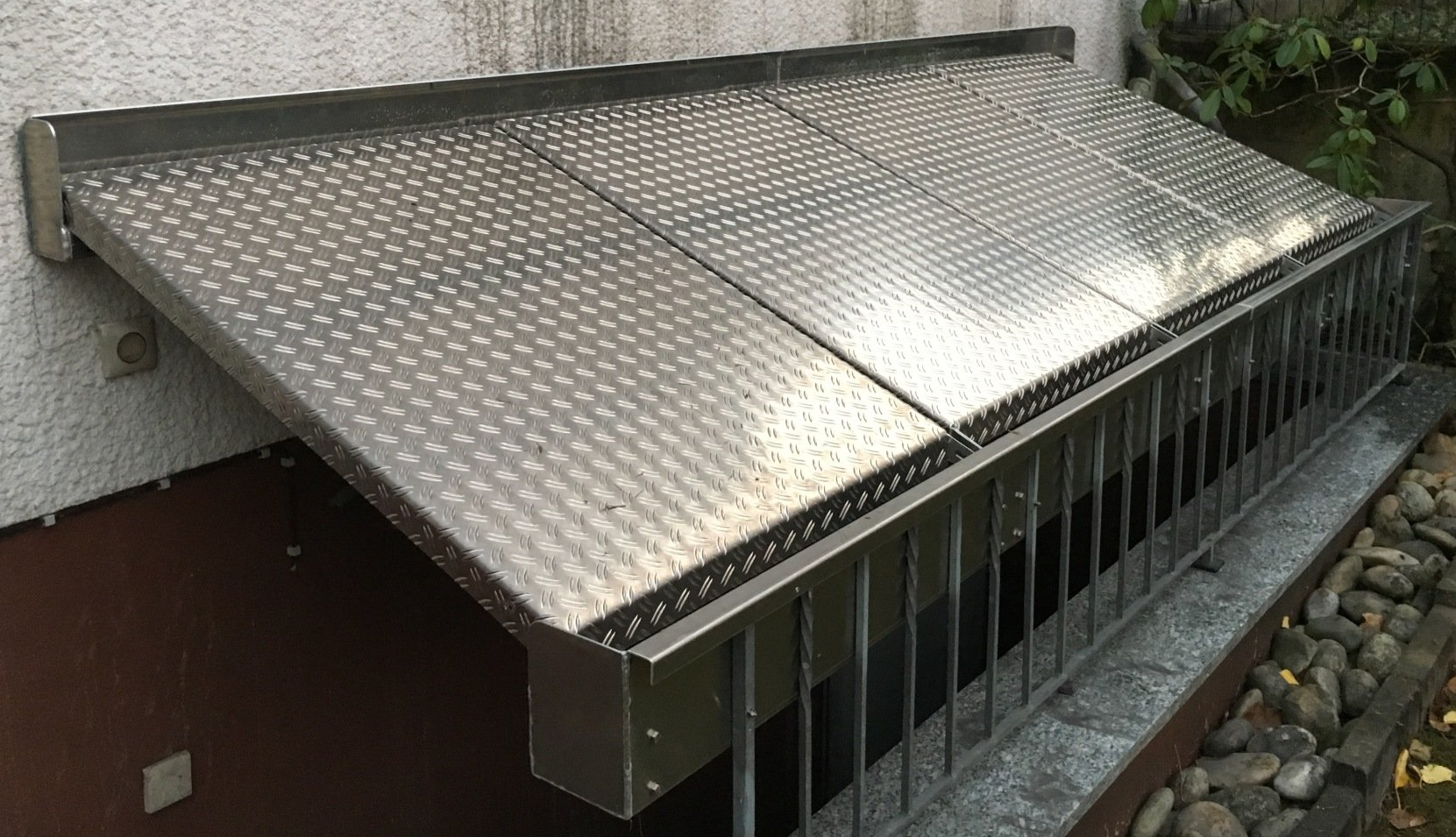 Aufklappbare Keller Überdachung aus Aluminium