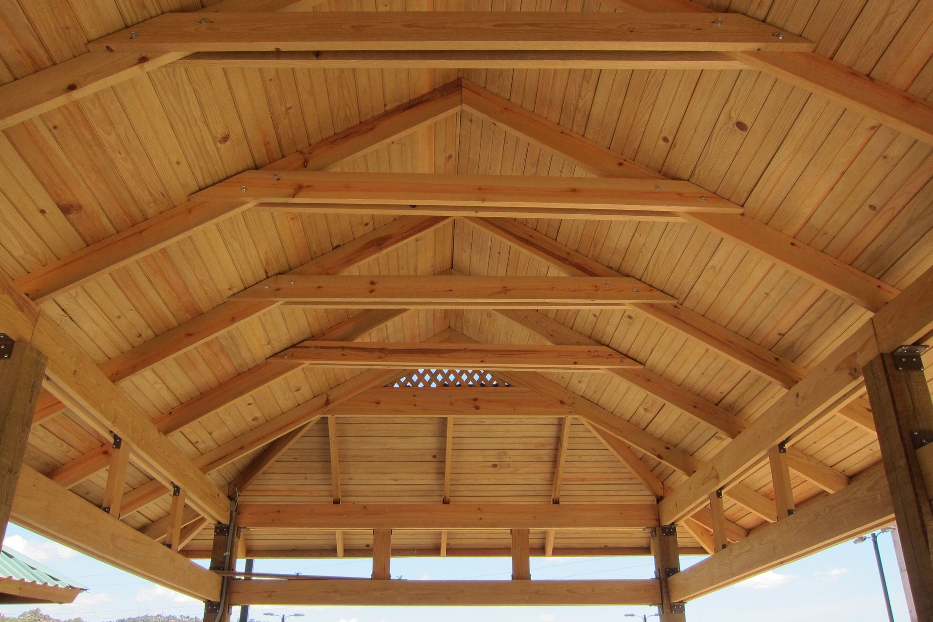 Techos en madera para cada necesidad en Medellín. Techos de madera, cubiertas metálicas, techos de policarbonato en Medellín