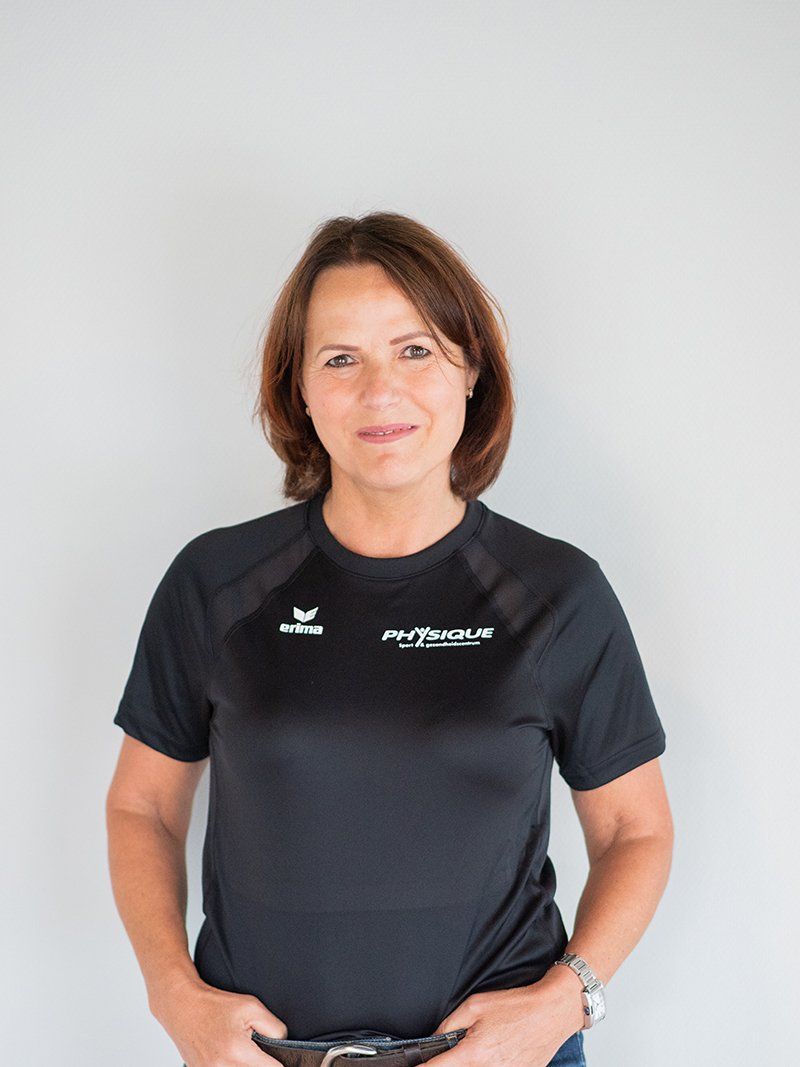 Een vrouw draagt ​​een zwart shirt met het woord erima erop