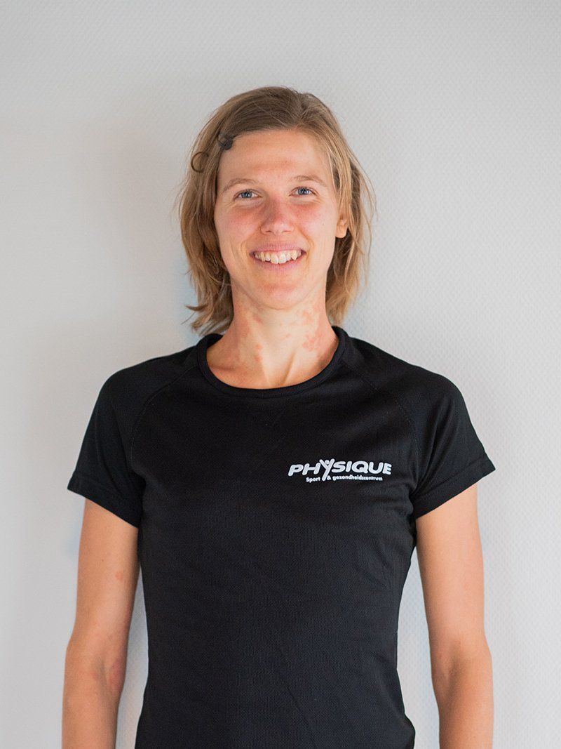 Een vrouw draagt ​​een zwart t-shirt met het woord lichaamsbouw erop