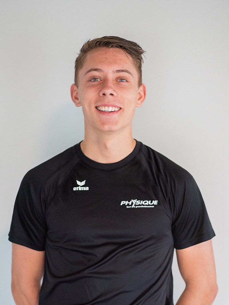 Een jongeman draagt ​​een zwart t-shirt met de tekst Erima erop