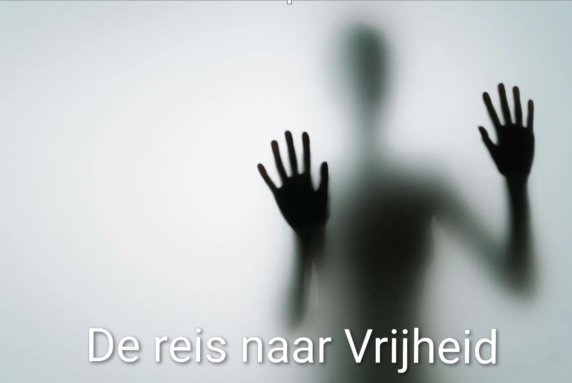 Vrouw transformeert van innerlijke criticus naar zelfvertrouwen - authentiek even na zelfafwijzing