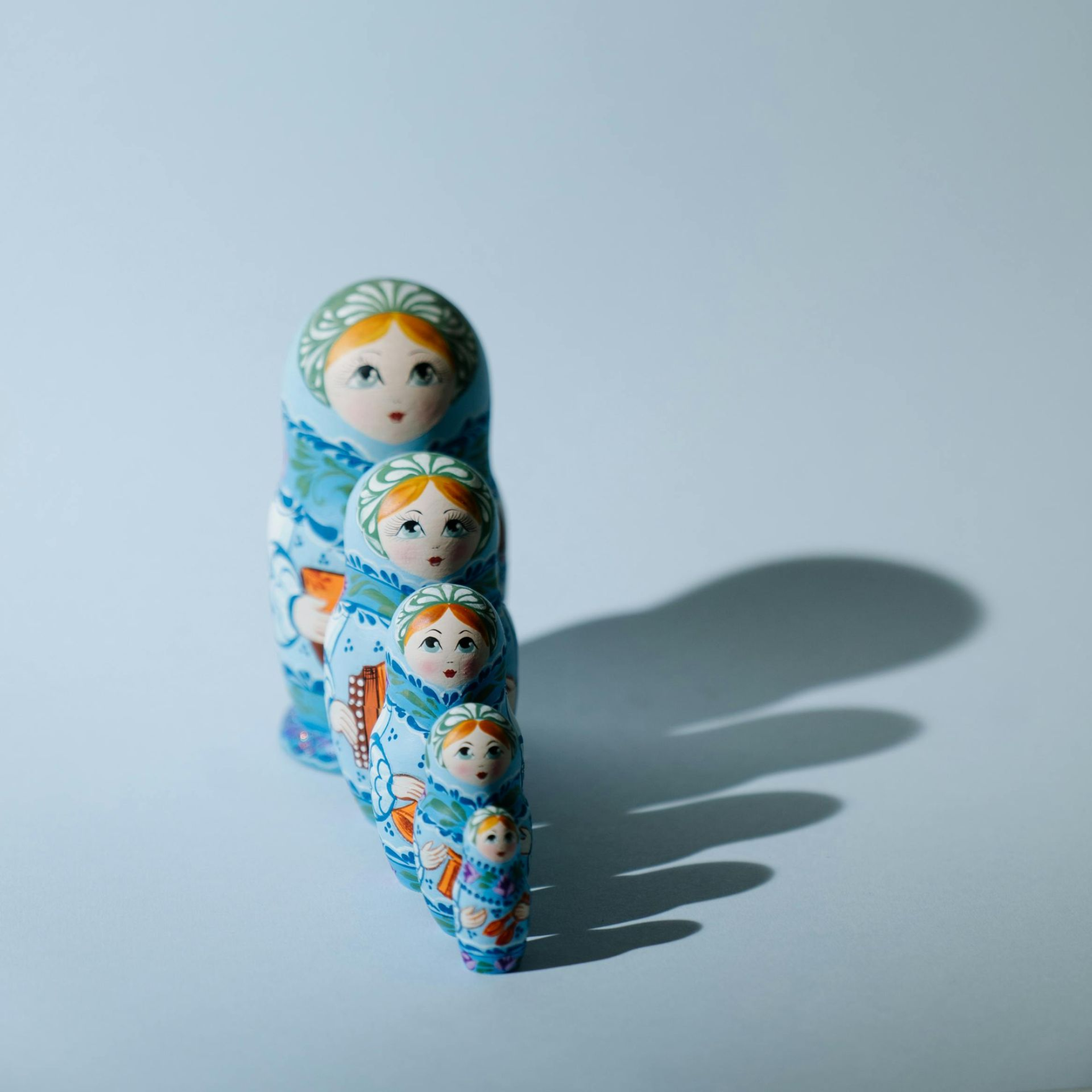 Matroesjka-popjes illustreren lagen van onszelf: pleasen, aanpassen en angst. Ontdek de kern