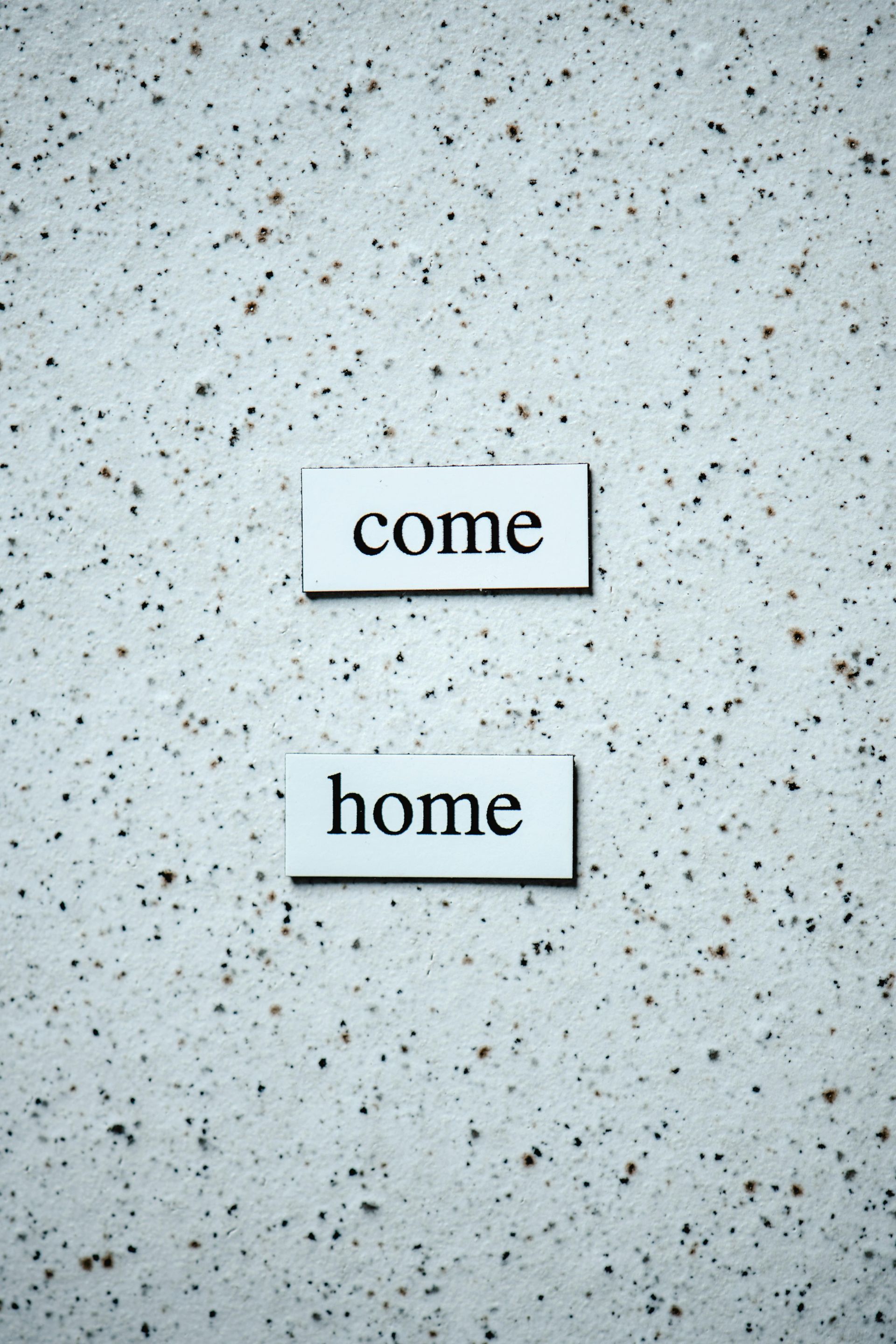 tekst 'come home ' een uitnodiging om thuis te komen in jezelf.