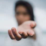 uitgestoken hand - uitnodiging van Crealogie