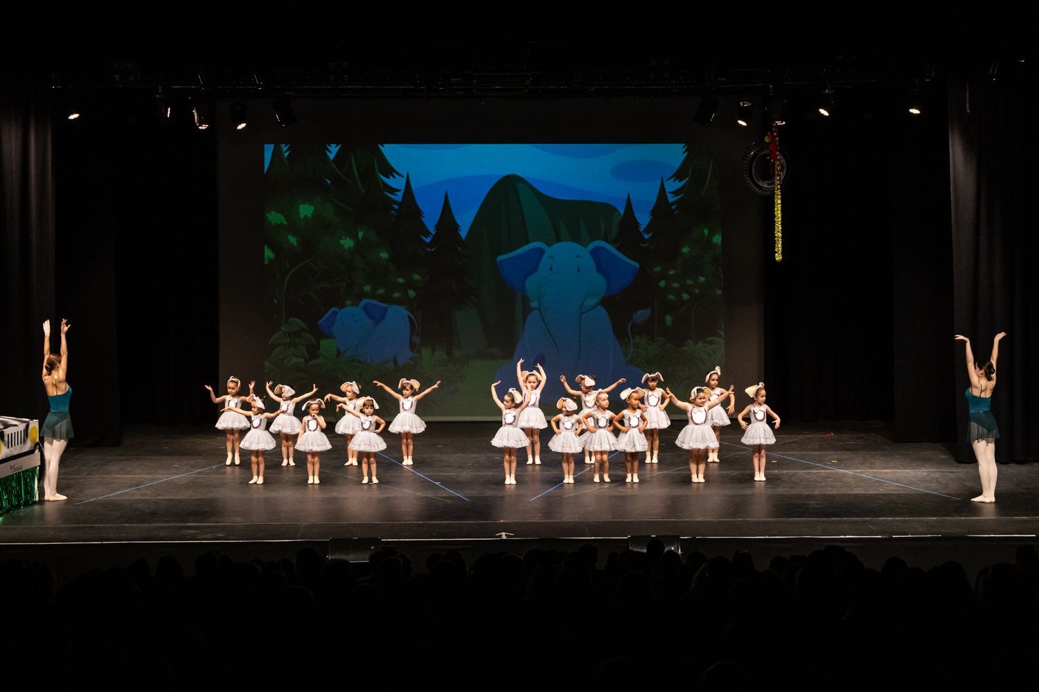 Un grupo de chicas jóvenes bailan en un escenario.