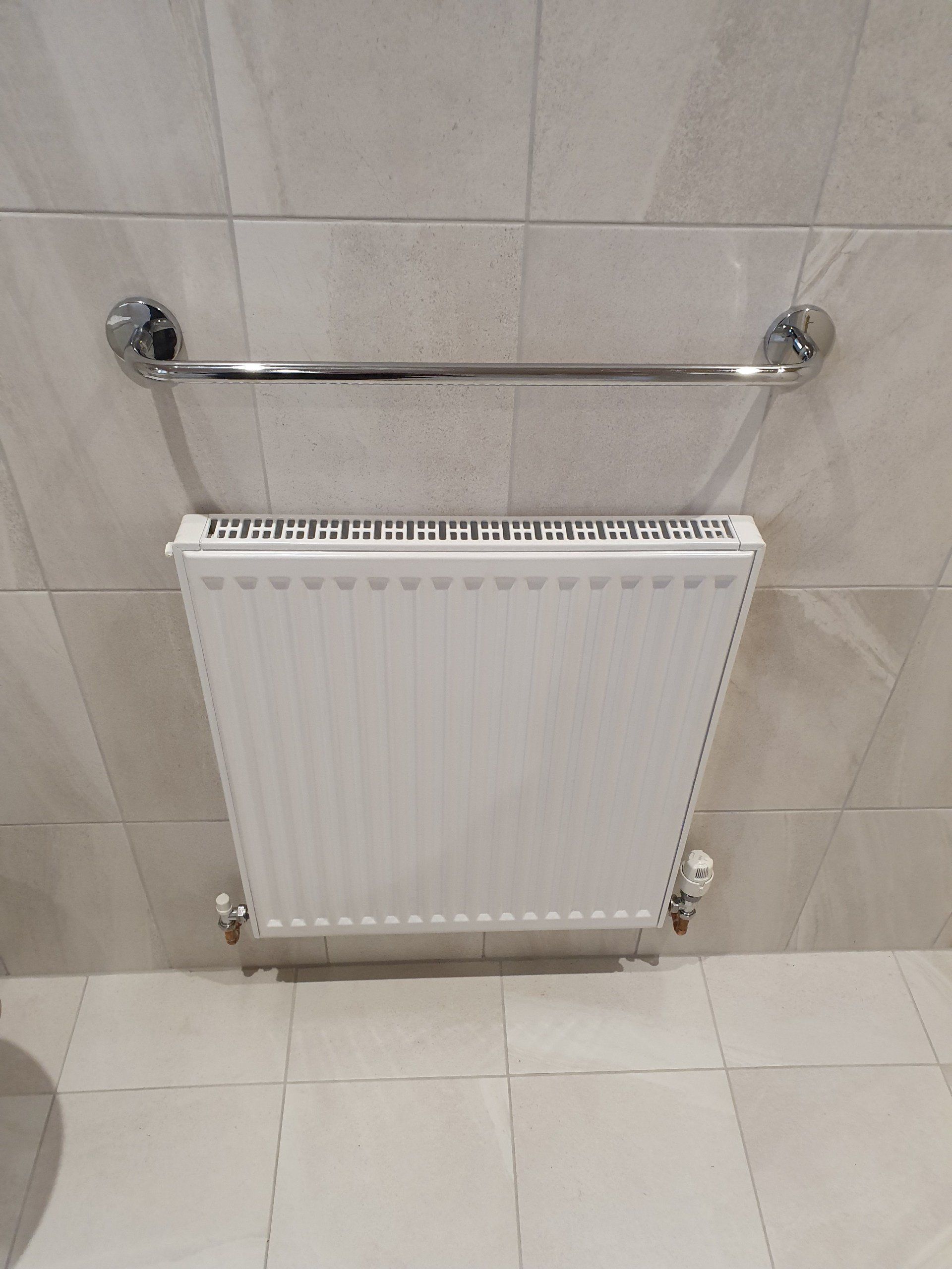 Below shows an installation of a main bathroom and matching en-suite. The use of tiles in both bathrooms create a light airy feel to both rooms.   In the en-suite the shower enclosure got brought up to date in this installation with a chrome enclosure and modern shower.