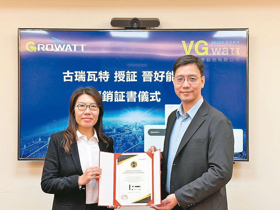 ▲GROWATT代表張利霞（左）親自來台，與晉好能源總經理游國周簽定2024年合約。晉好／提供