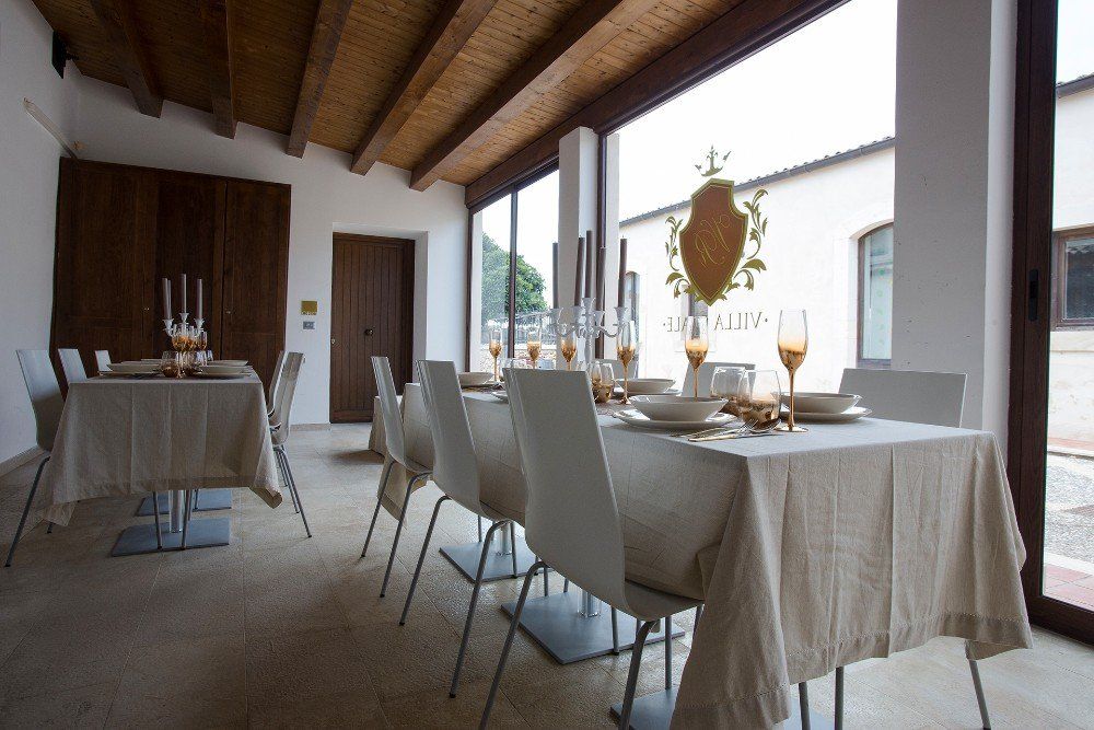 Sala da pranzo apparecchiata