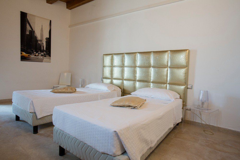 Camera doppia con testiera in oro