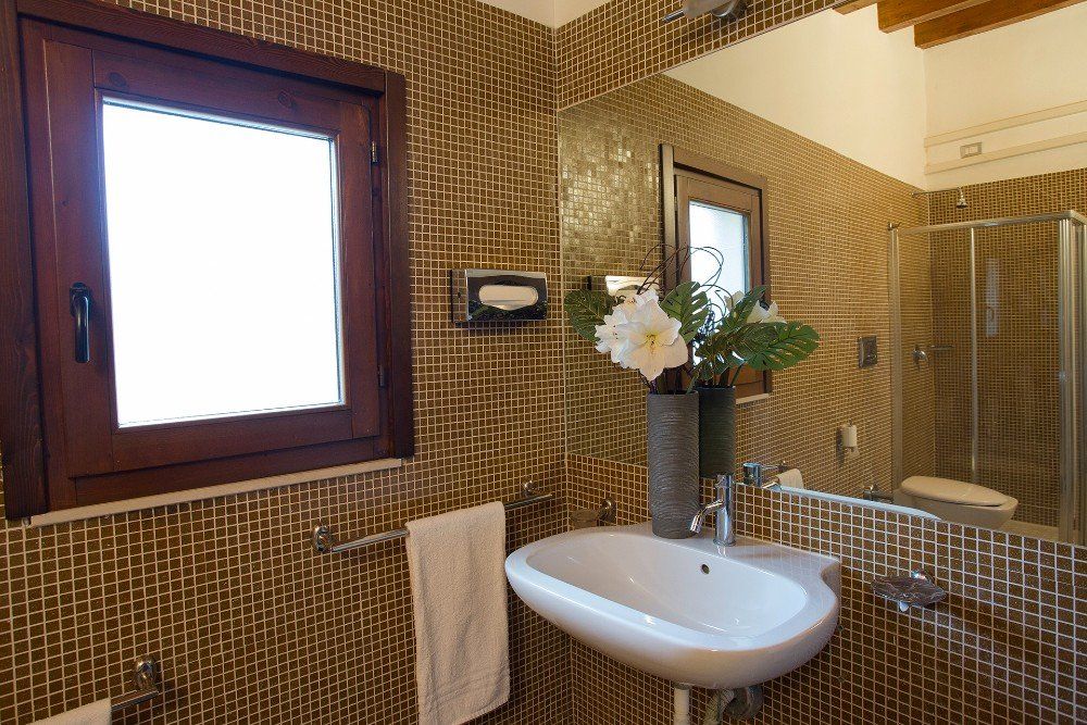 Bagno con finestra in legno