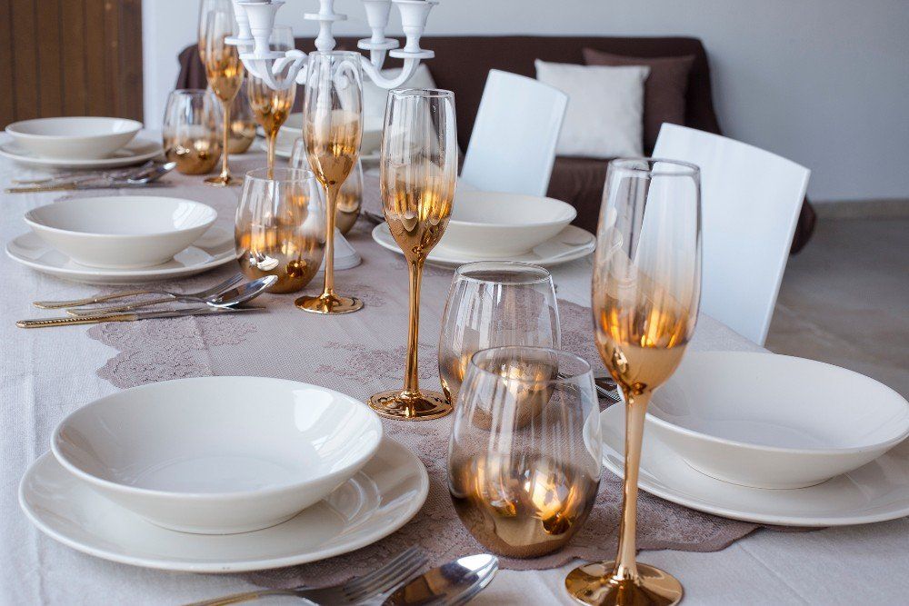 Tavolo con stoviglie di prestigio