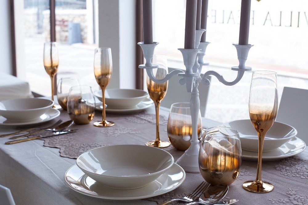 Tavola apparecchiata elegantemente