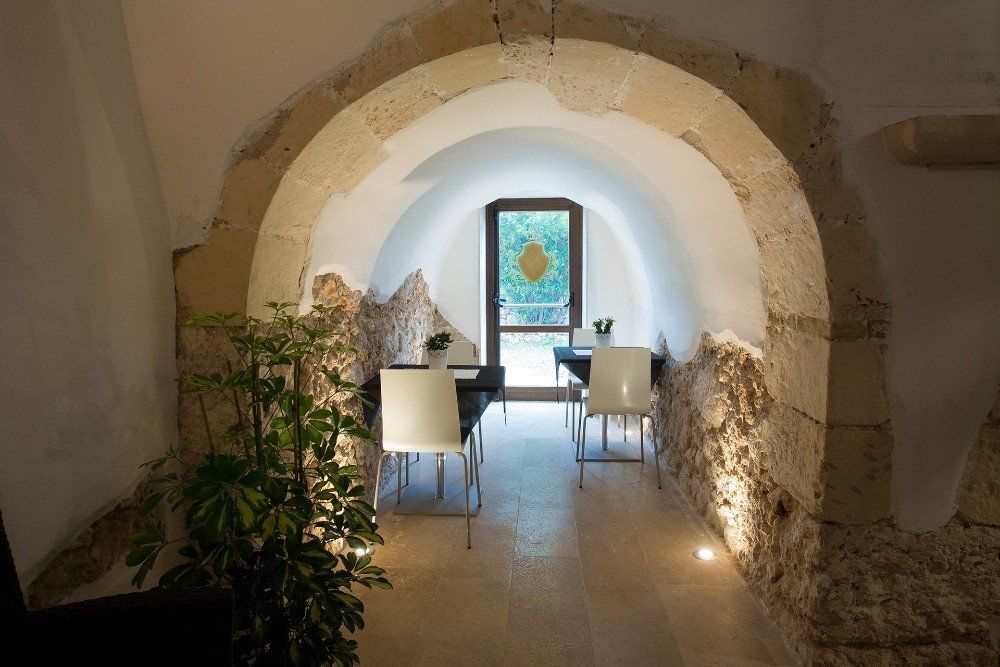 Camera con arco in pietra