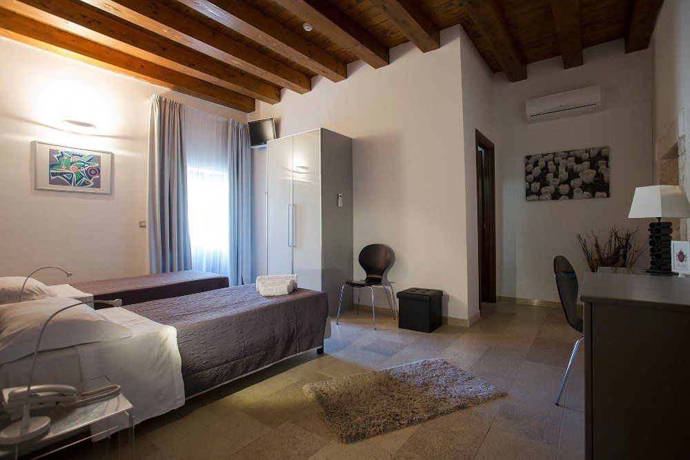 Camera doppia con travi a vista