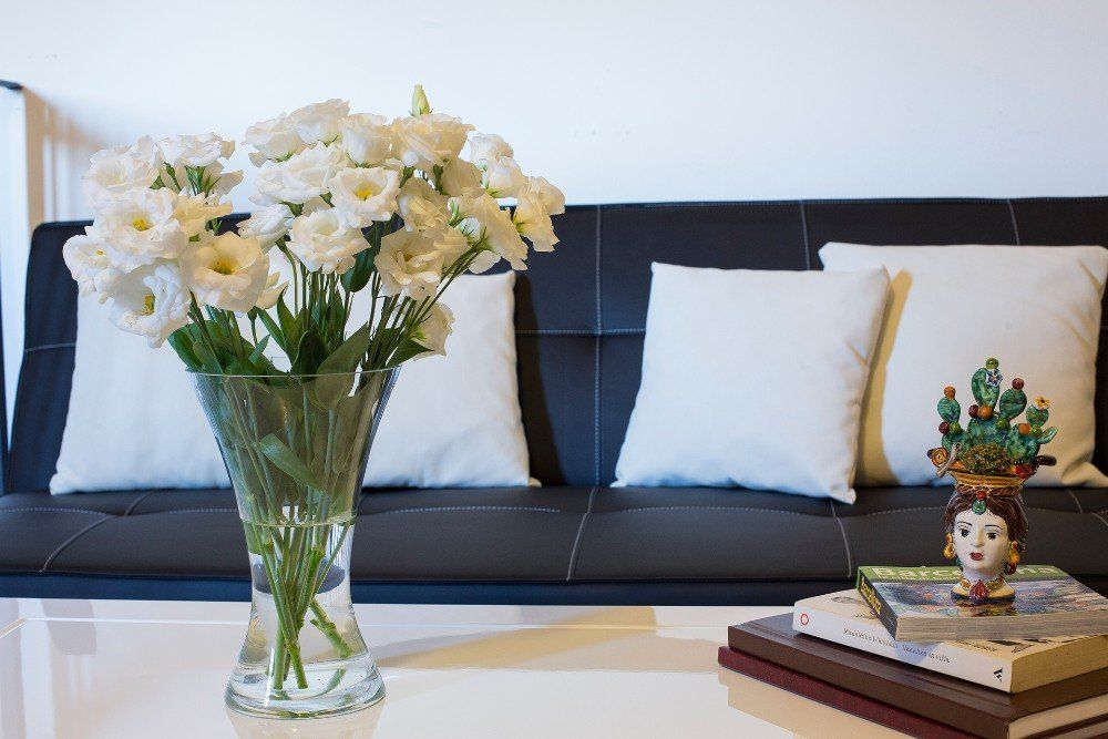 Vaso di fiori bianchi in camera
