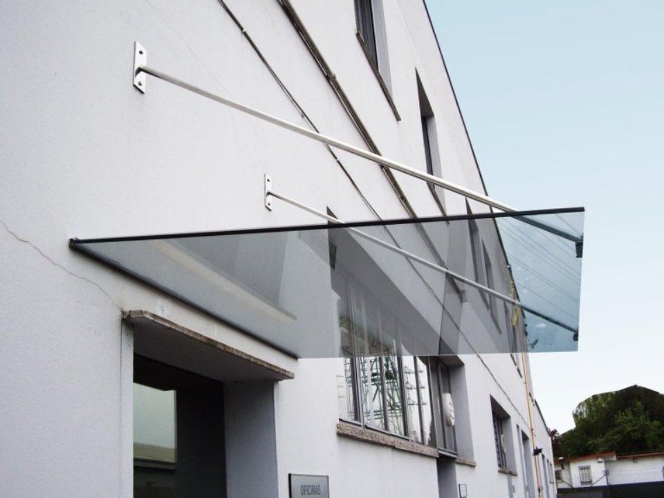 pensilina trasparente in vetro sopra la porta