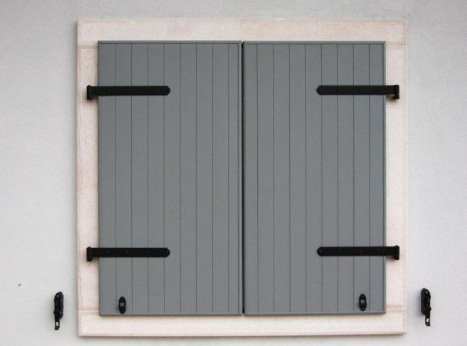 persiane in legno grigie