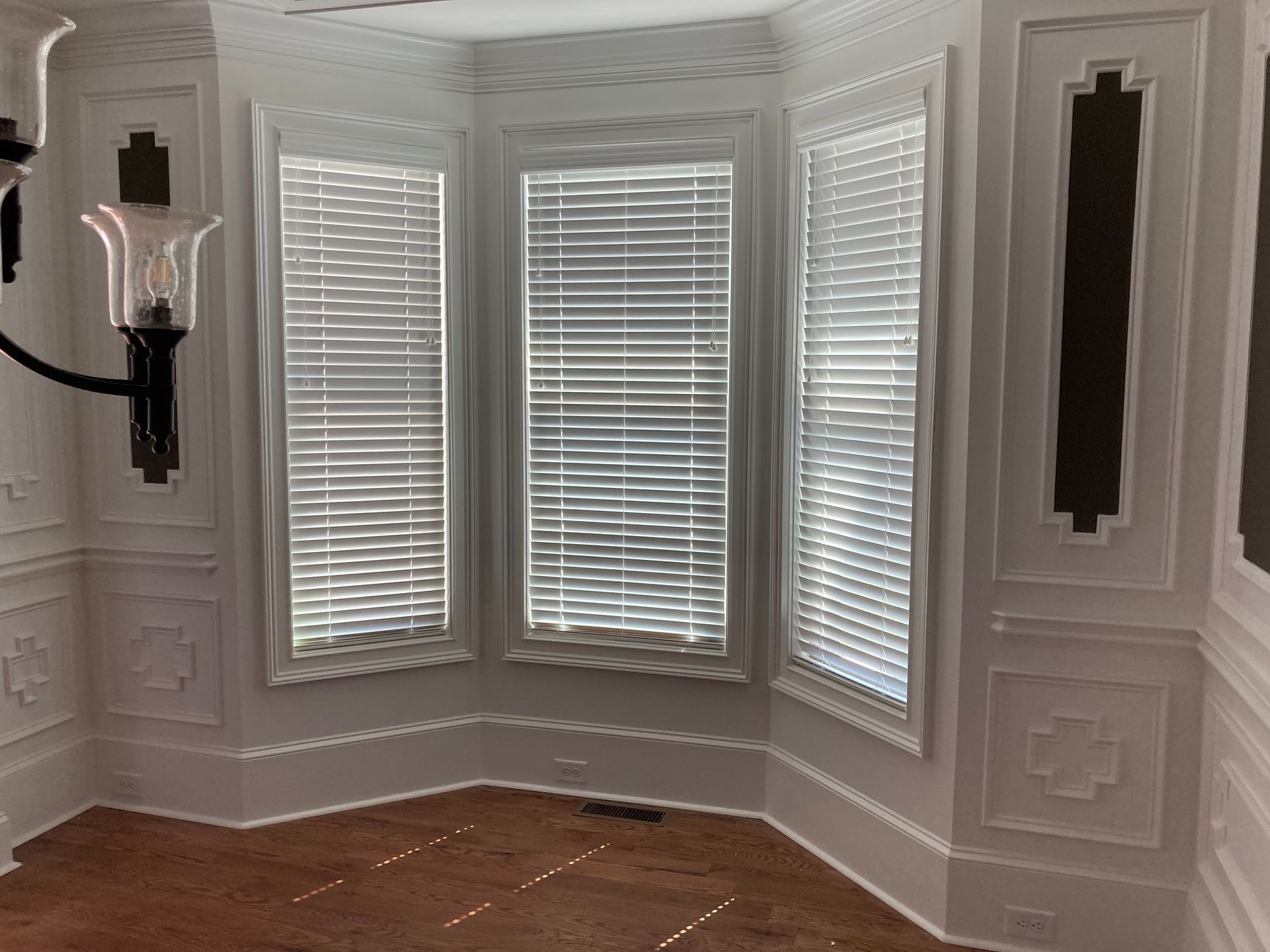 A room with a lot of windows and blinds