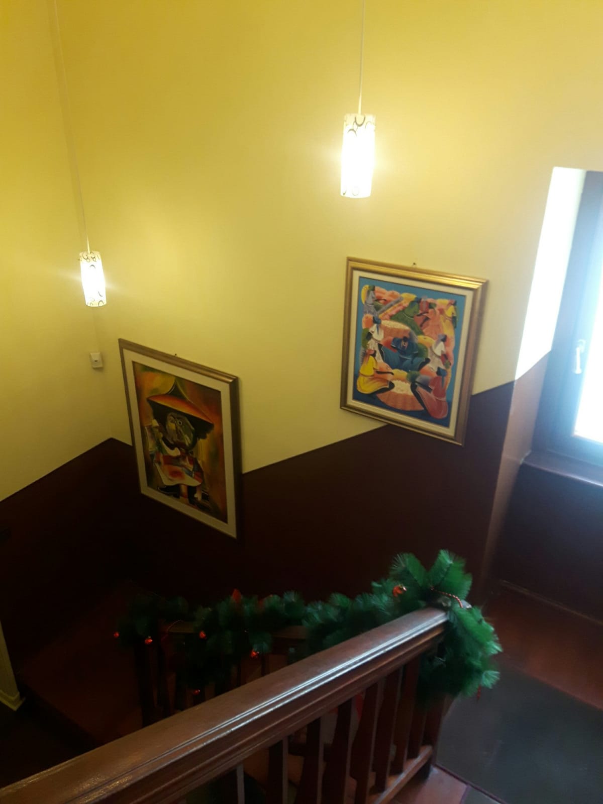 Scalinate interne con quadri