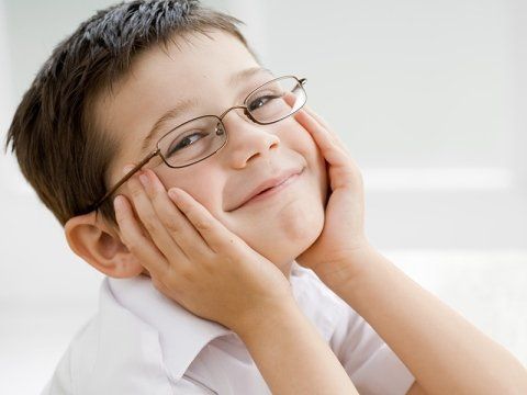 Un bambino con occhiali da vista