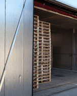 magazzino con bancali in legno