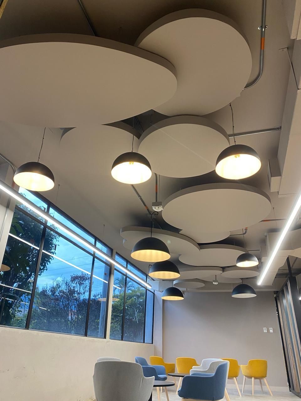 Un edificio con un cartel de prohibido estacionar enfrente.