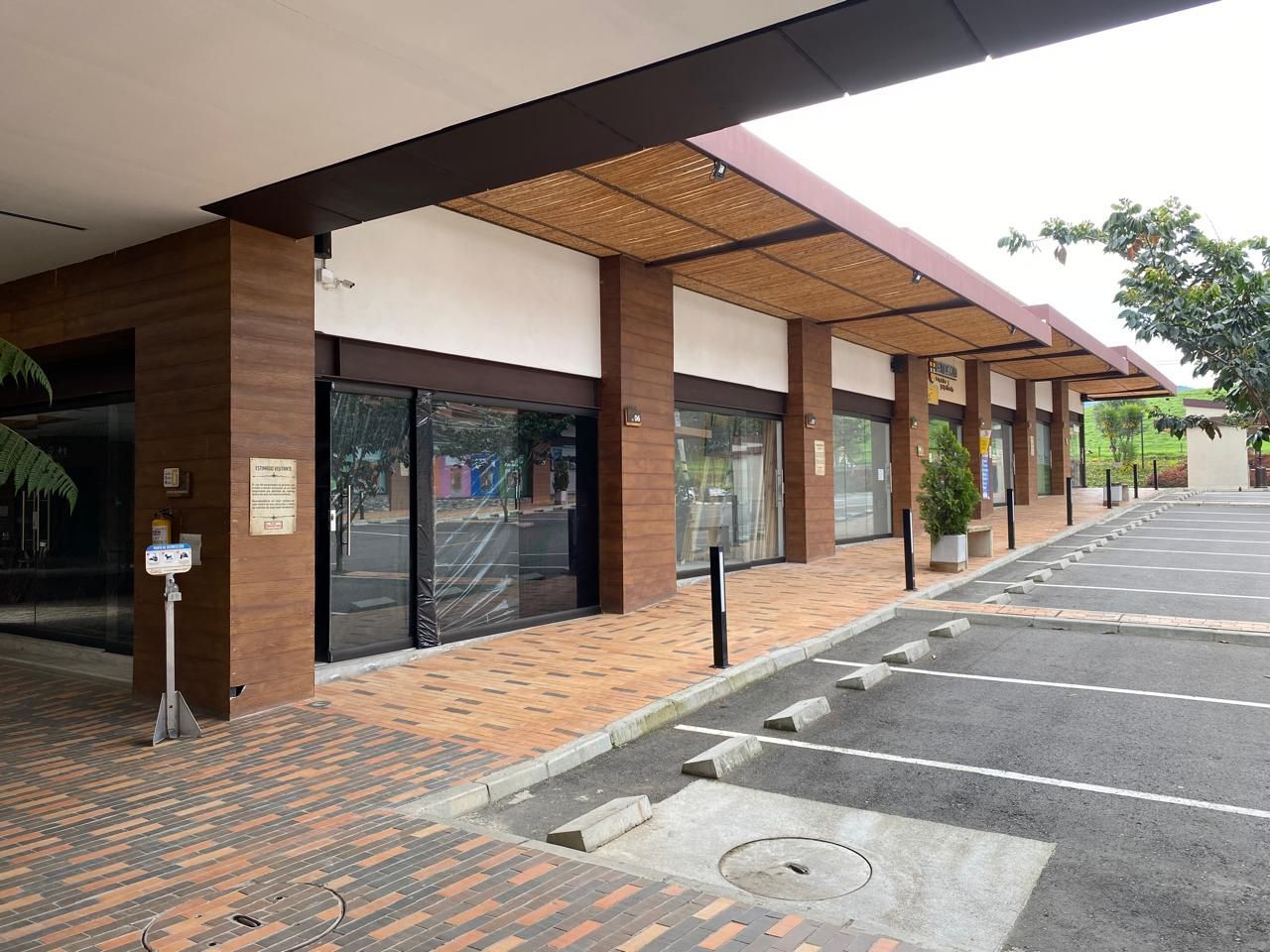 Una hilera de edificios con un estacionamiento frente a ellos.