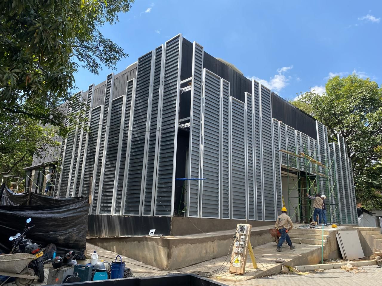 Se está construyendo un gran edificio en medio de un parque.