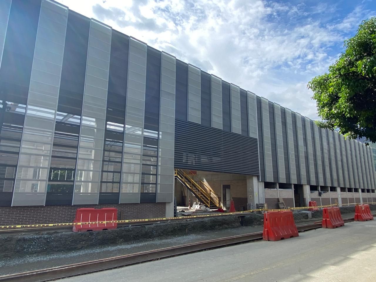 Se está construyendo un gran edificio con muchas ventanas.