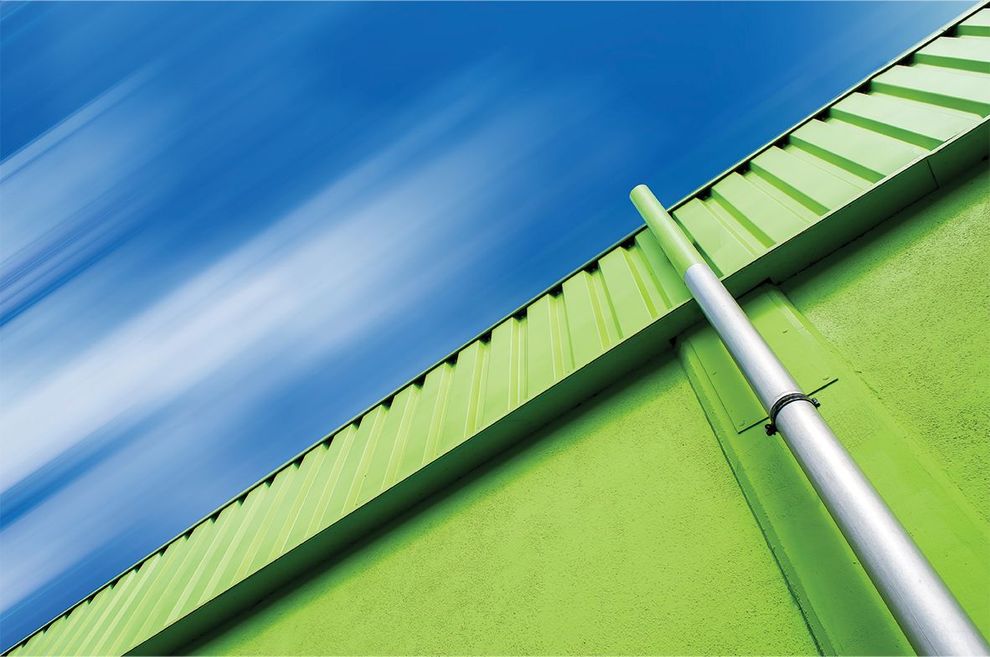 Perfiles metálicos con acabado antes y después de pintura electrostática