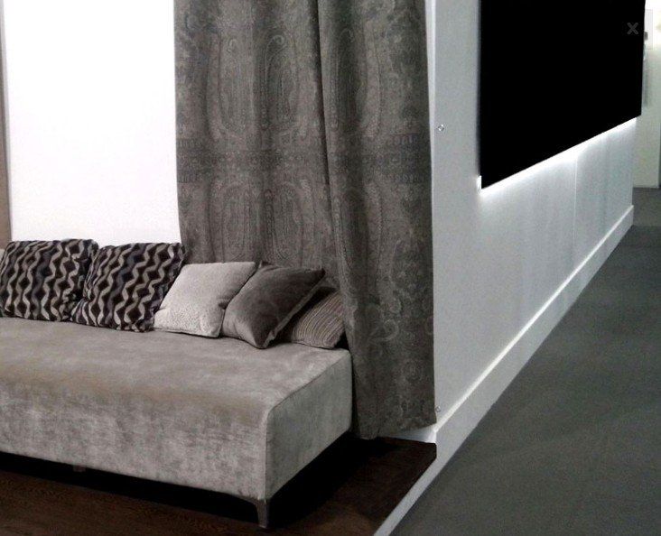 tenda e cuscini su scala di grigi