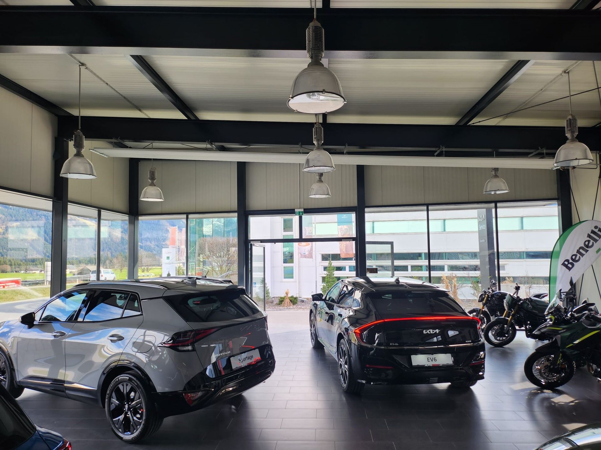 Ein Ausstellungsraum mit einem KIA Sportage und KIA EV 6.