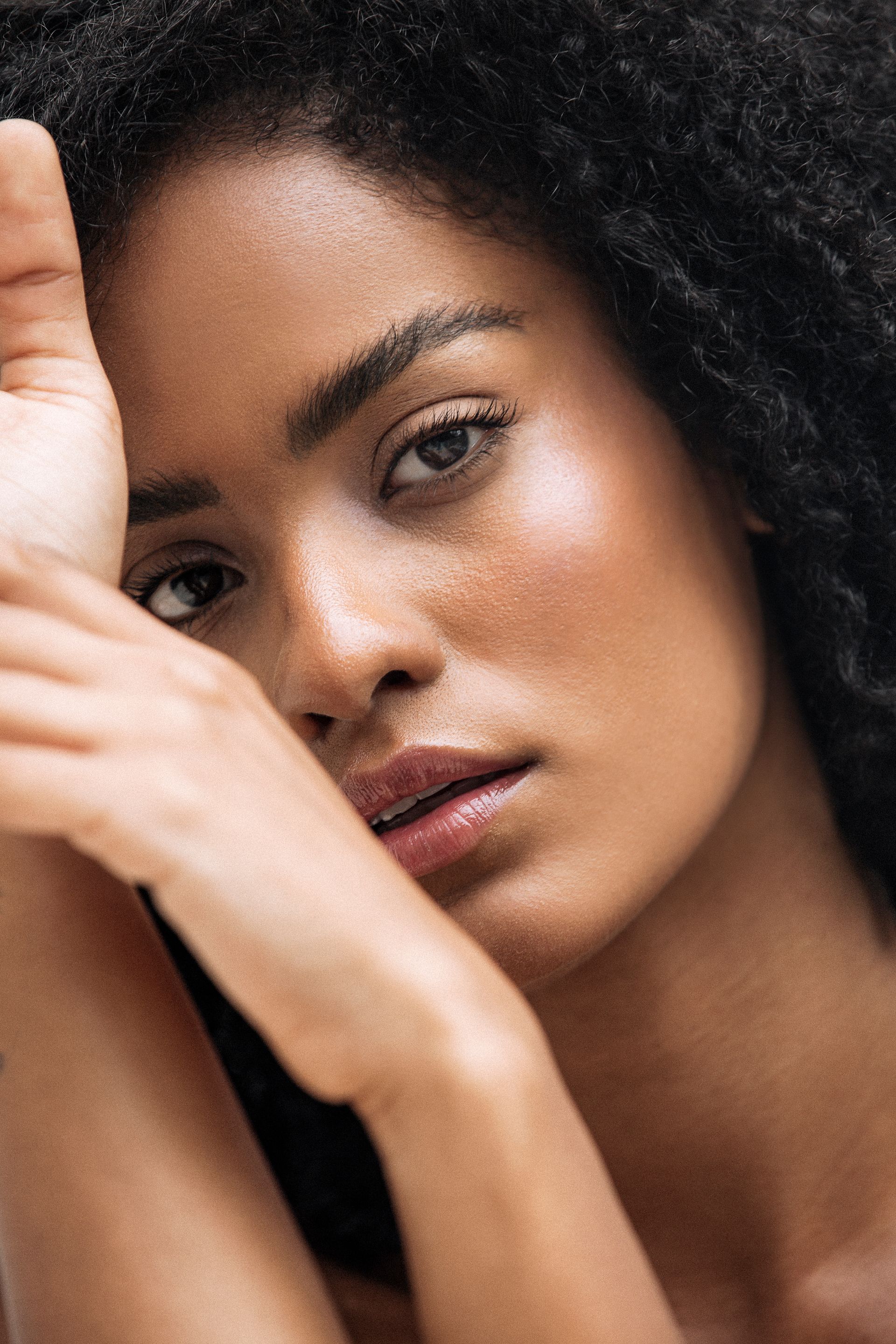 Ontdek onze wenkbrauw- en wimperbehandelingen: epileren, harsen, verven en Lash Lift voor een stralende en verzorgde look. 