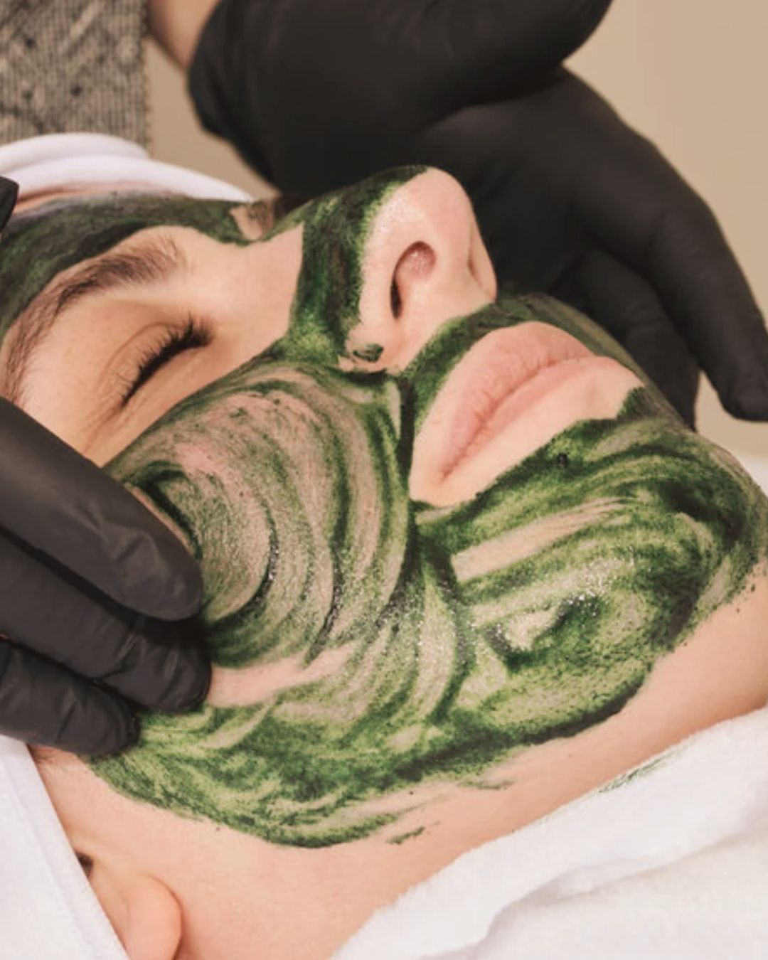 De KRX Green Sea Peel is een natuurlijke peeling die gebruik maakt van algen en groene zeewier om de huid te exfoliëren, te hydrateren en te verhelderen. Het helpt bij het verbeteren van de huidstructuur, het verminderen van pigmentvlekken en het bevorderen van een gezonde, stralende huid