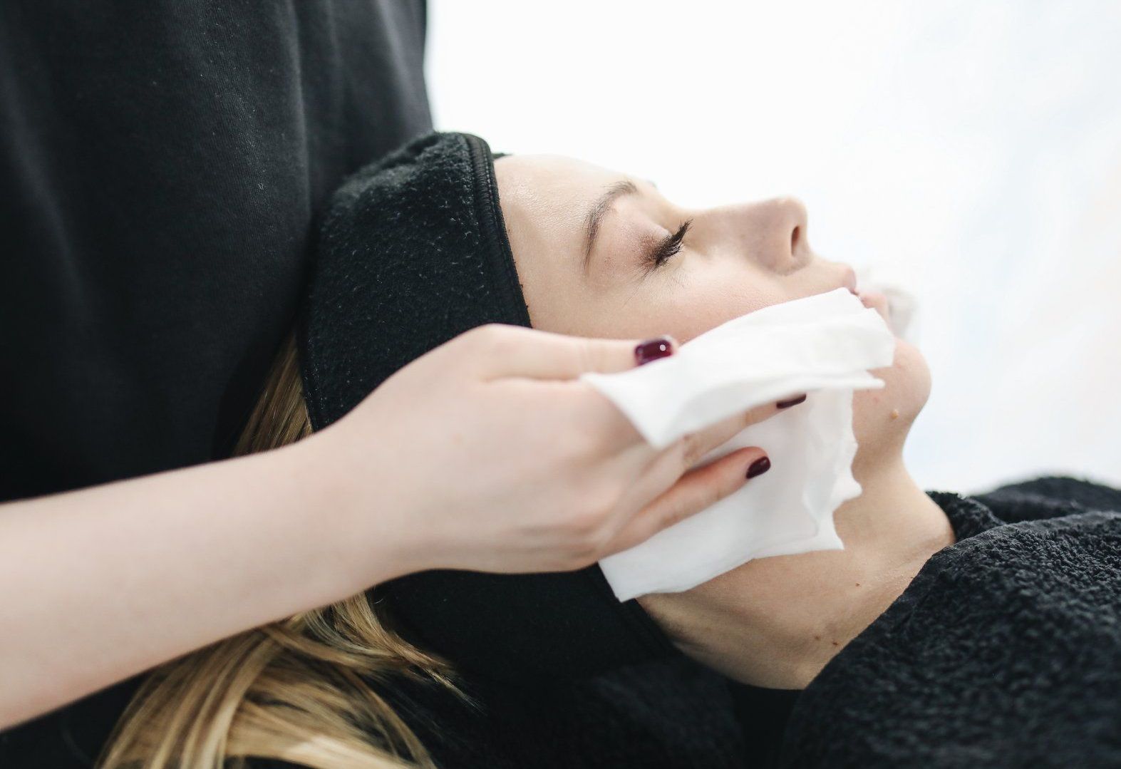 reinigende gezichtsbehandeling in een schoonheidssalon.