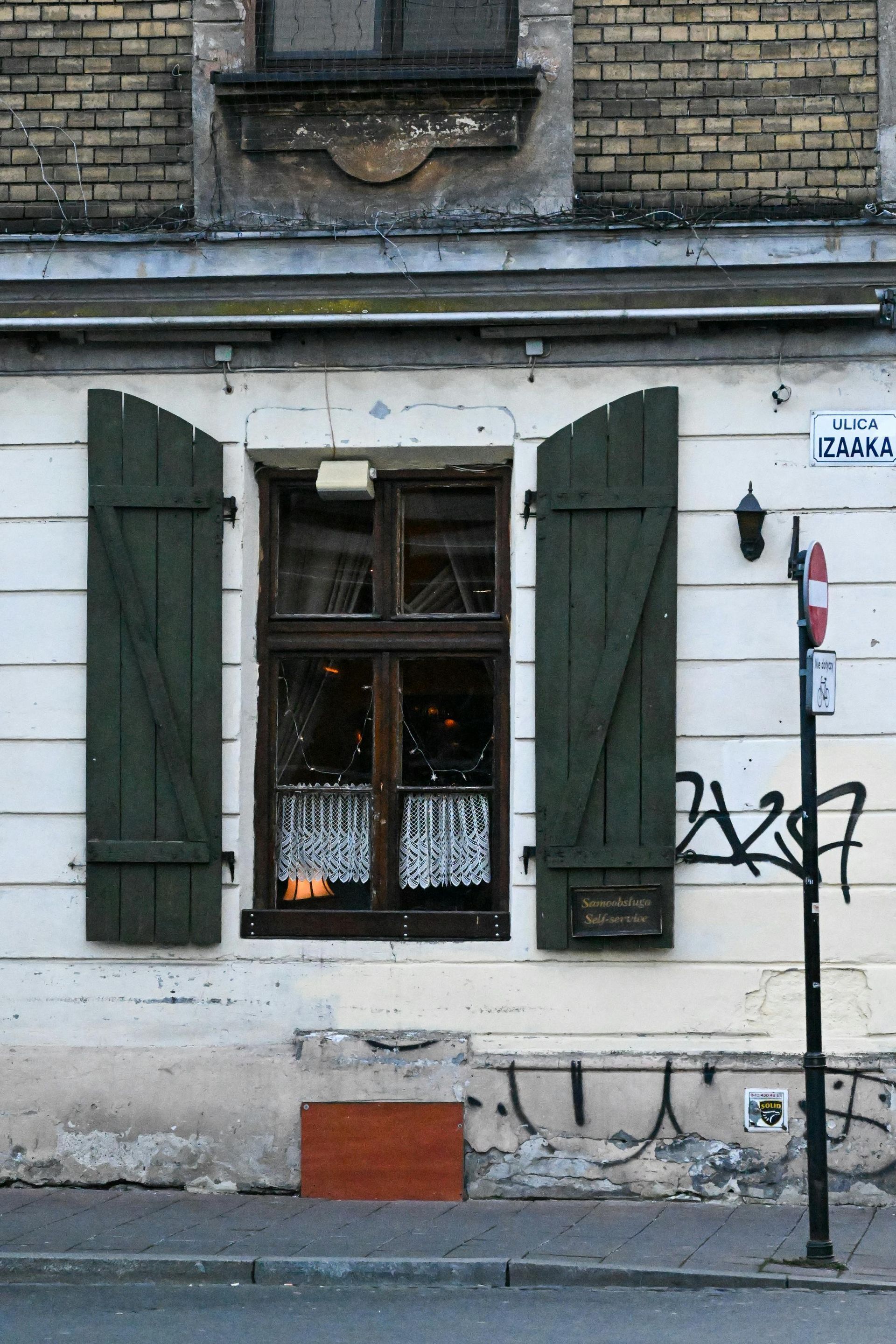 kazimeirz krakow izaaka window